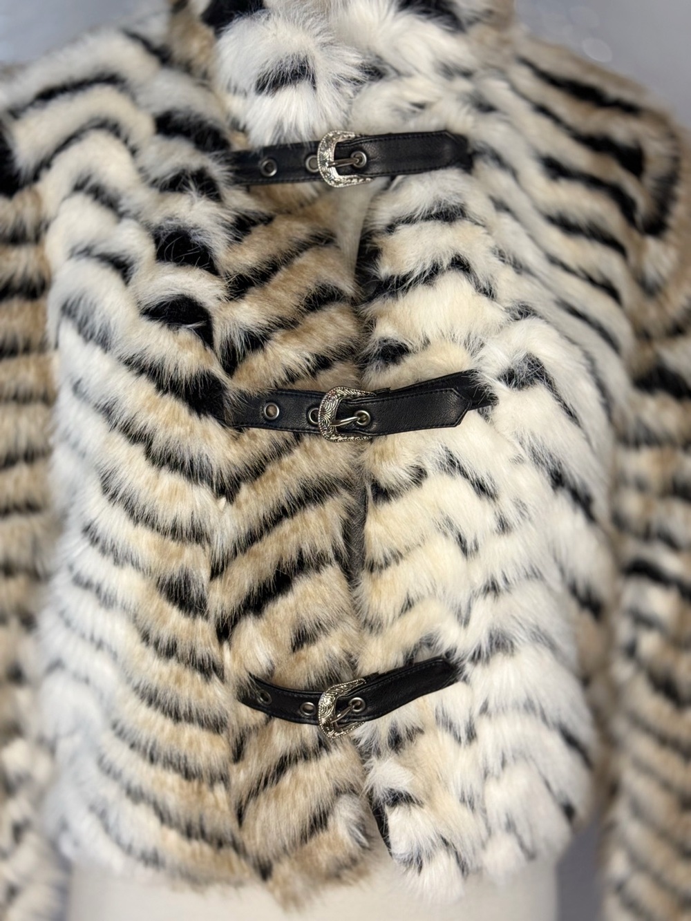 Azalea Wang Argyll Faux Fur Animal Print Coat Western Buckle Cropped Jacket - Picture 5 of 16